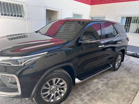 TOYOTA HILUX SW4 2.8 D-4D TURBO DIESEL SRX 7L 4X4 AUTOMÁTICO TOYOTA HILUX SW4 2.8 D-4D TURBO DIESEL SRX 7L 4X4 AUTOMÁTICO